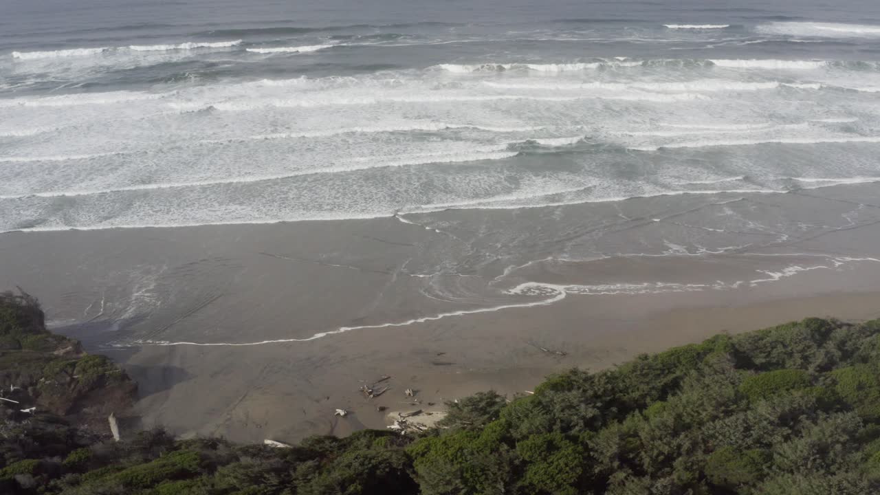 grandes olas en un mar agitado en una playa tropical salvaje