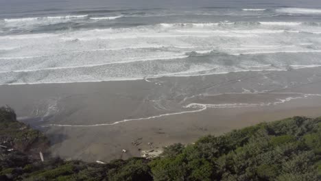 Große-Wellen-Im-Rauen-Meer-Am-Wilden-Tropischen-Strand