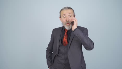 hombre de negocios regocijándose después de recibir el evangelio.