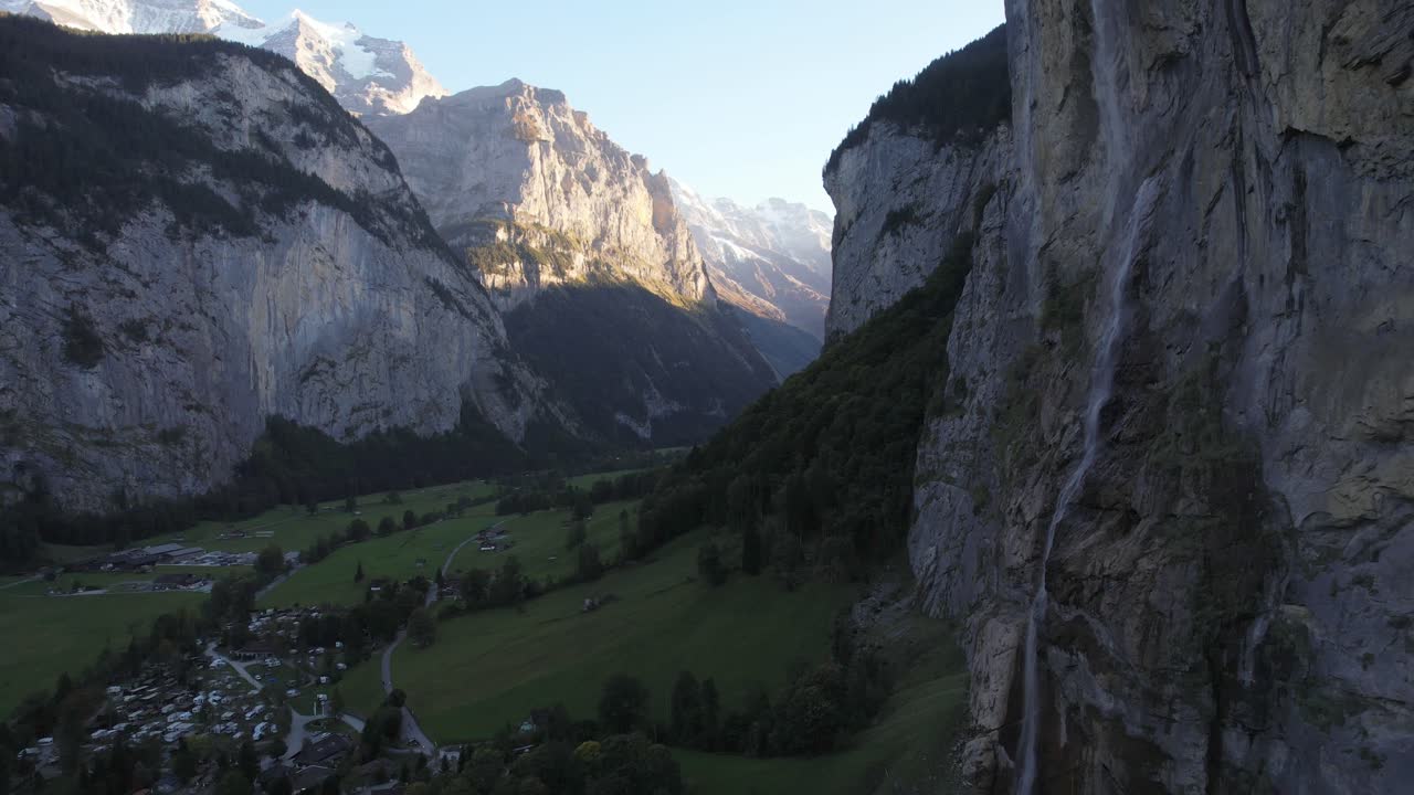 drone disparado hacia atrás pan de cascada y valle lauterbrunnen suiza