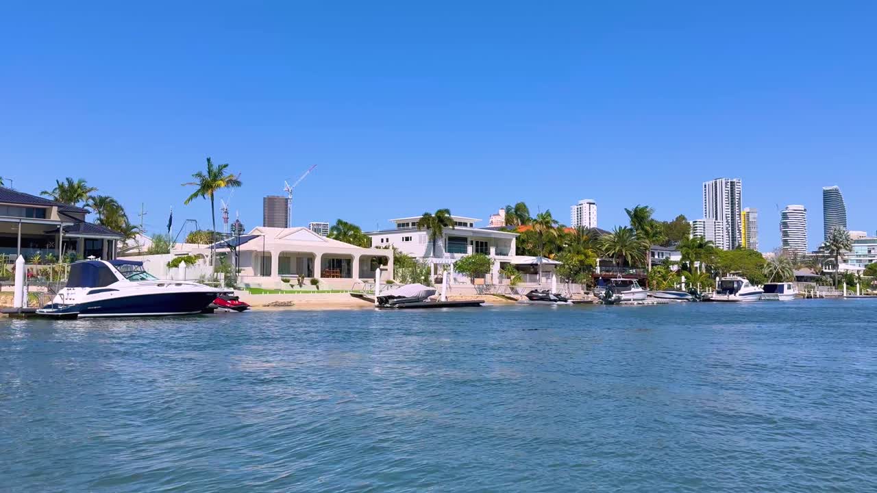 이 많은 운하 를 따라 있는 배 와 집 들