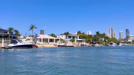 barcos y casas a lo largo de un canal soleado