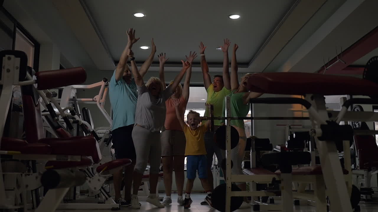 체육관 에서 흥분 한 스포츠 가족