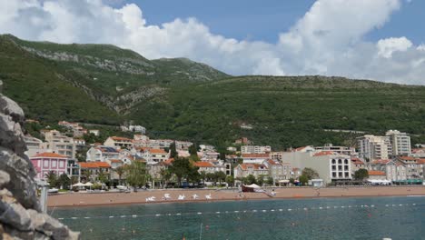 Pequeño-Pueblo-Costero-Junto-A-Las-Montañas-Verdes,-Sur-De-Europa