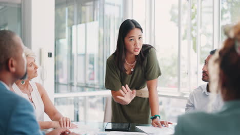 Woman,-leader-and-presenter-in-meeting