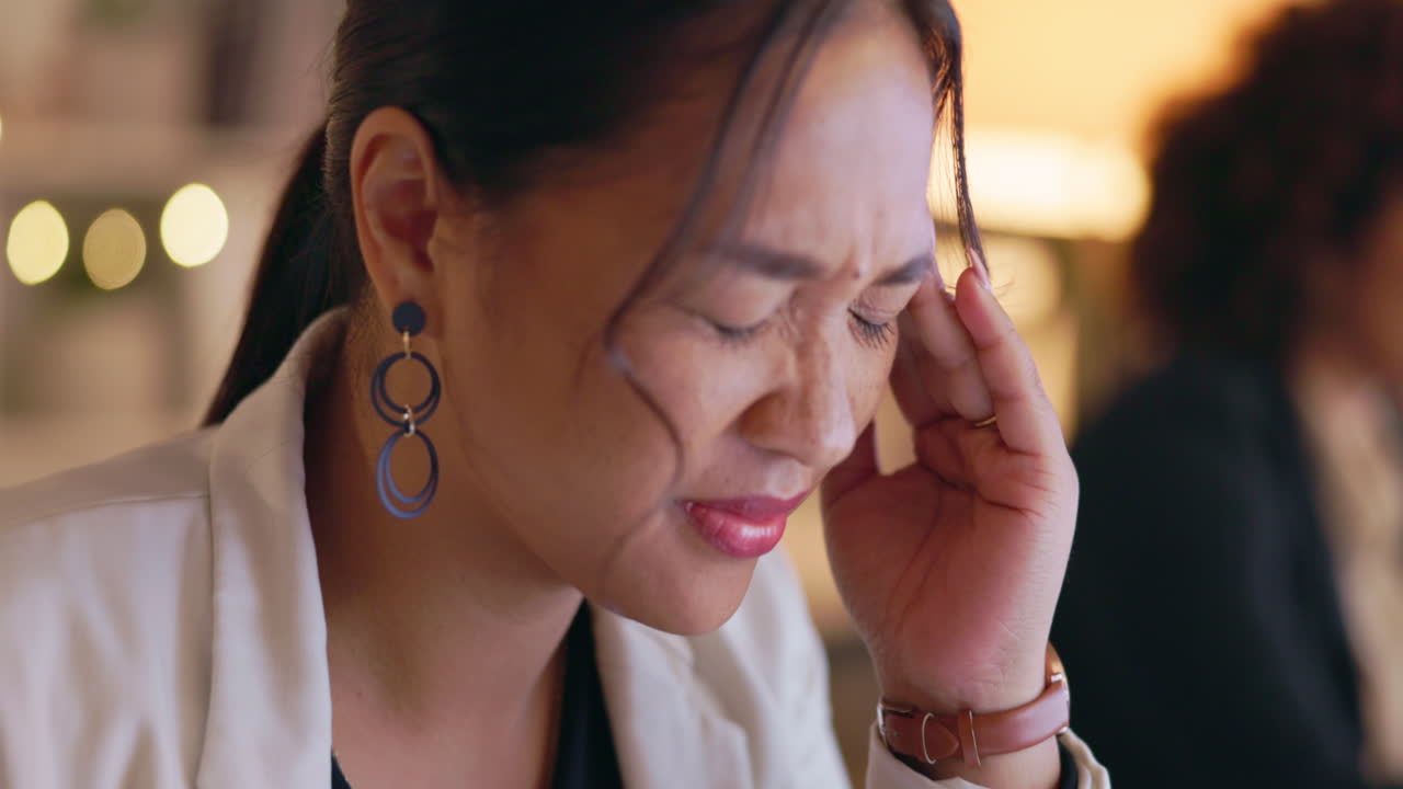 사무실, 밤과 두통 사업가에 의해