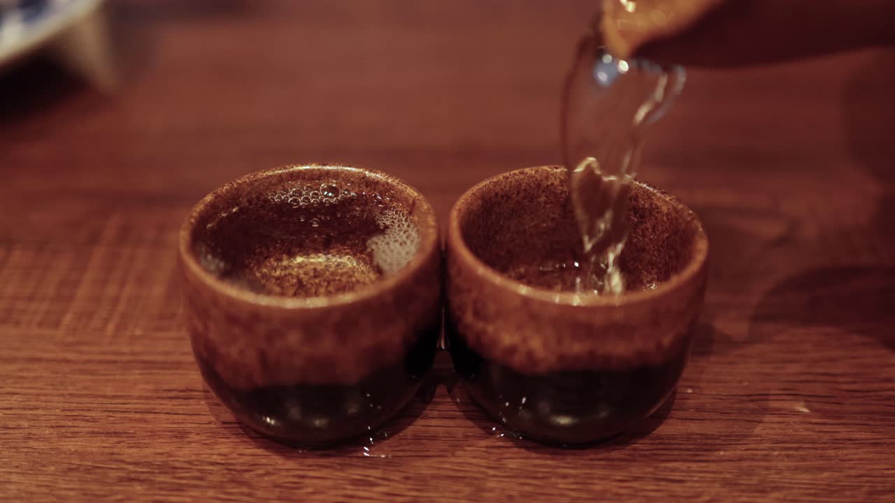 두 컵 에 차 를 부어 놓는 것