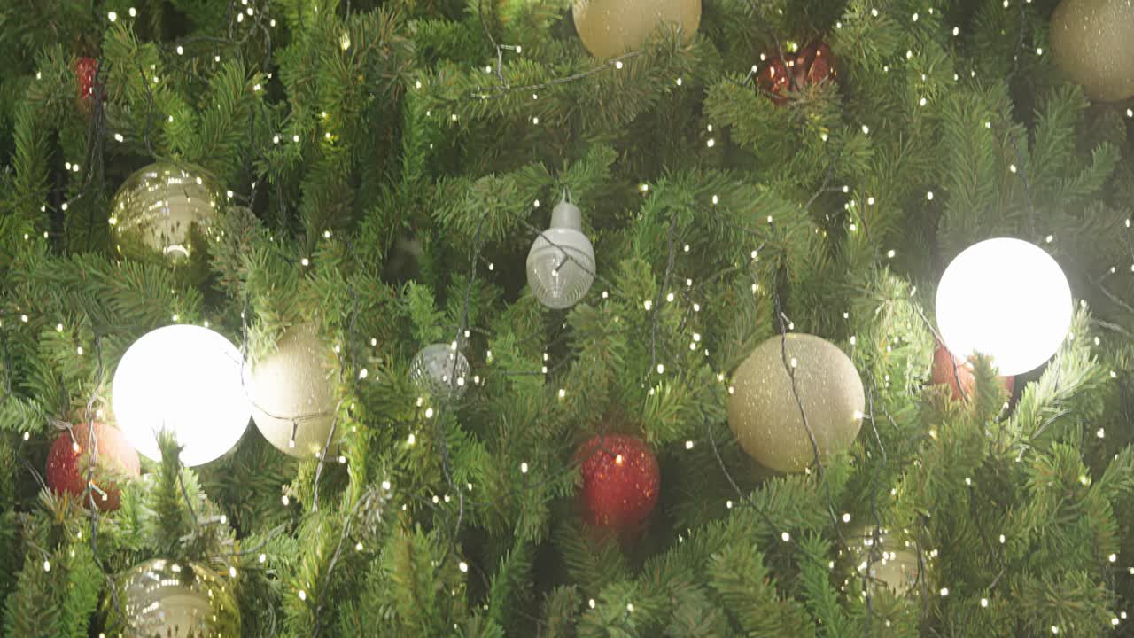 초점을 잃은 크리스마스 조명 배경과 황금의 꽃줄의 흐릿한 이미지 컬러풀한 led 조명.