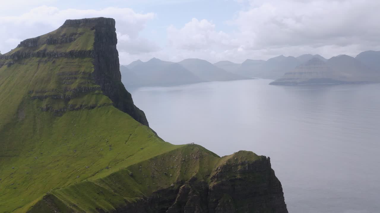 faro de kallur en la isla de kalsoy cerca del pico de la montaña borgarin en trollanes, islas feroe