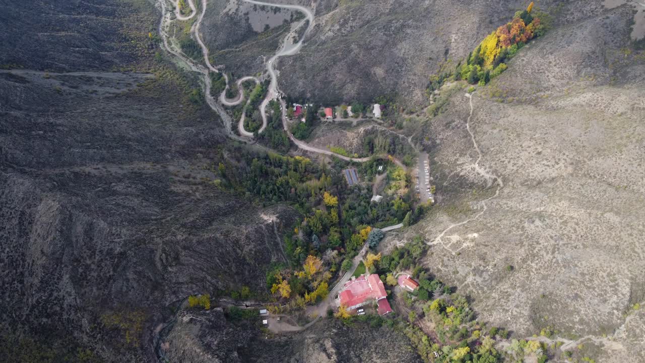 vista aérea de los árboles de otoño en la carretera del paso de las montañas retorcidas, argentina