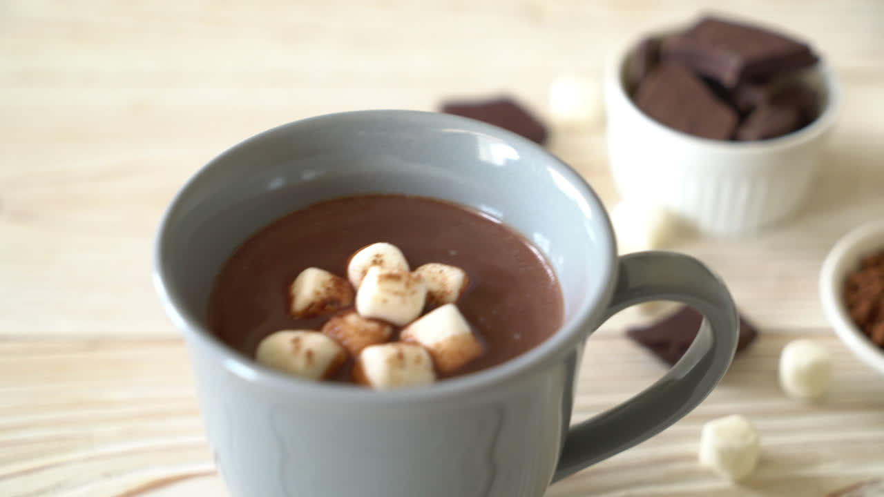 taza de chocolate caliente con malvaviscos