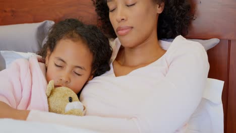 vista frontal de madre y hija negras durmiendo en el dormitorio en casa 4k