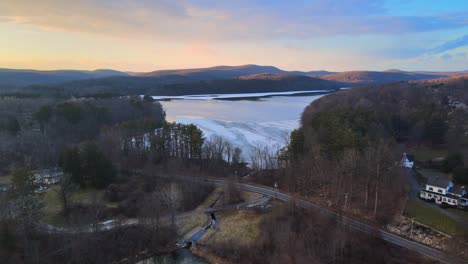 Imágenes-Aéreas-De-Drones-De-Lagos,-Colinas,-Montañas-Y-Bosques-Durante-La-Puesta-De-Sol-En-La-Montaña-Apalache-Durante-El-Invierno