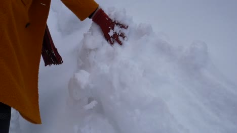 guante raspa a través de un banco de nieve fresca
