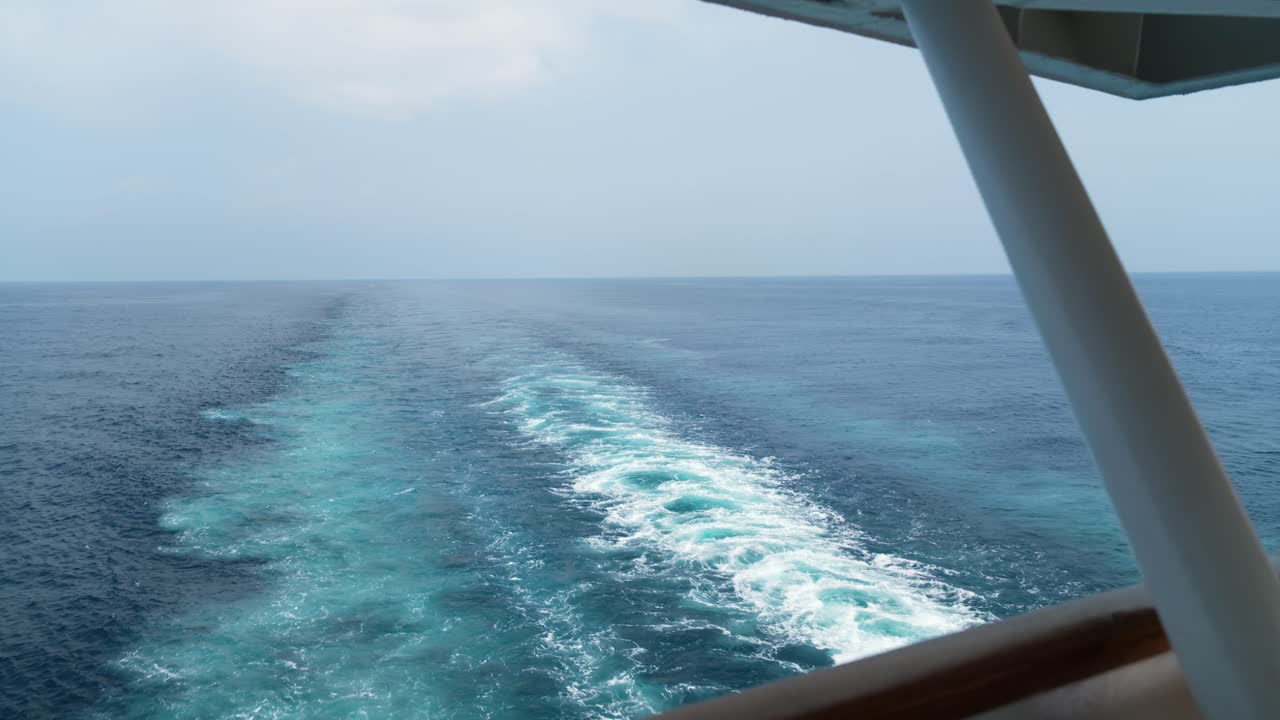 amplio sendero de espalda desde el barco barco, azul profundo vista trasera agua del océano, pura hermosa serenidad en el mar, crucero sin fin océano océano atlántico crucero ferry