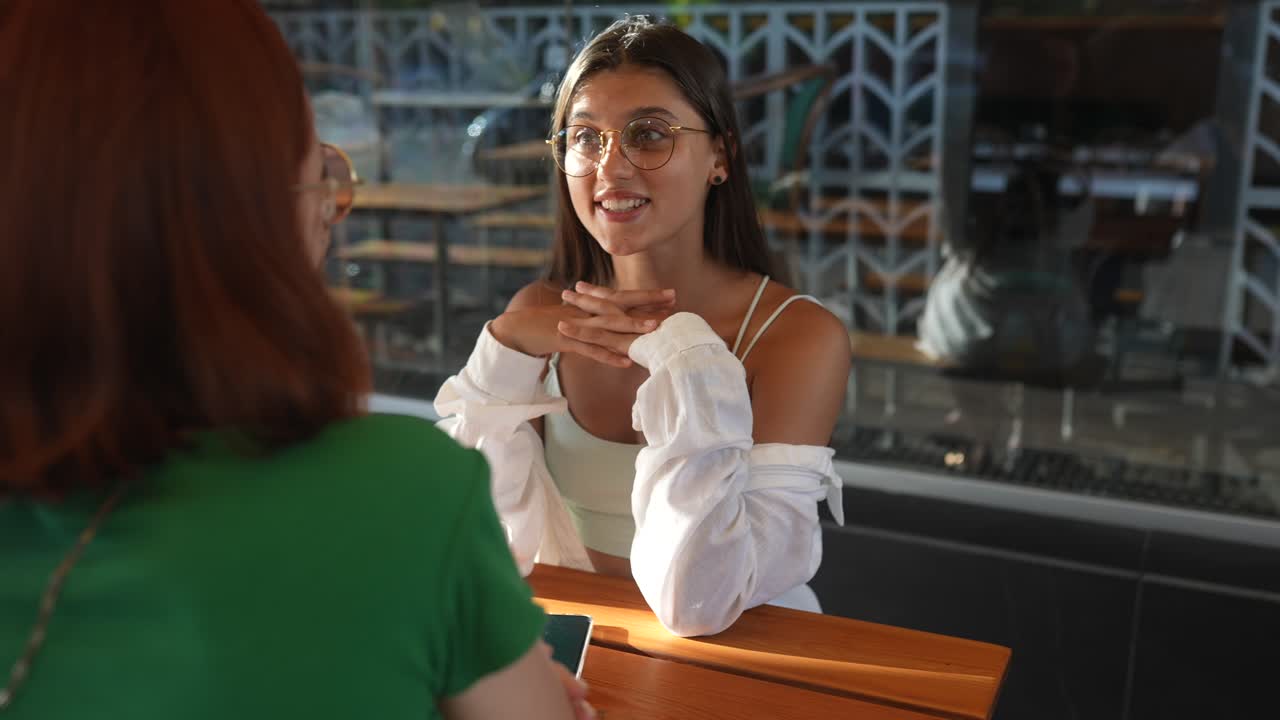 dos mujeres charlando en un café