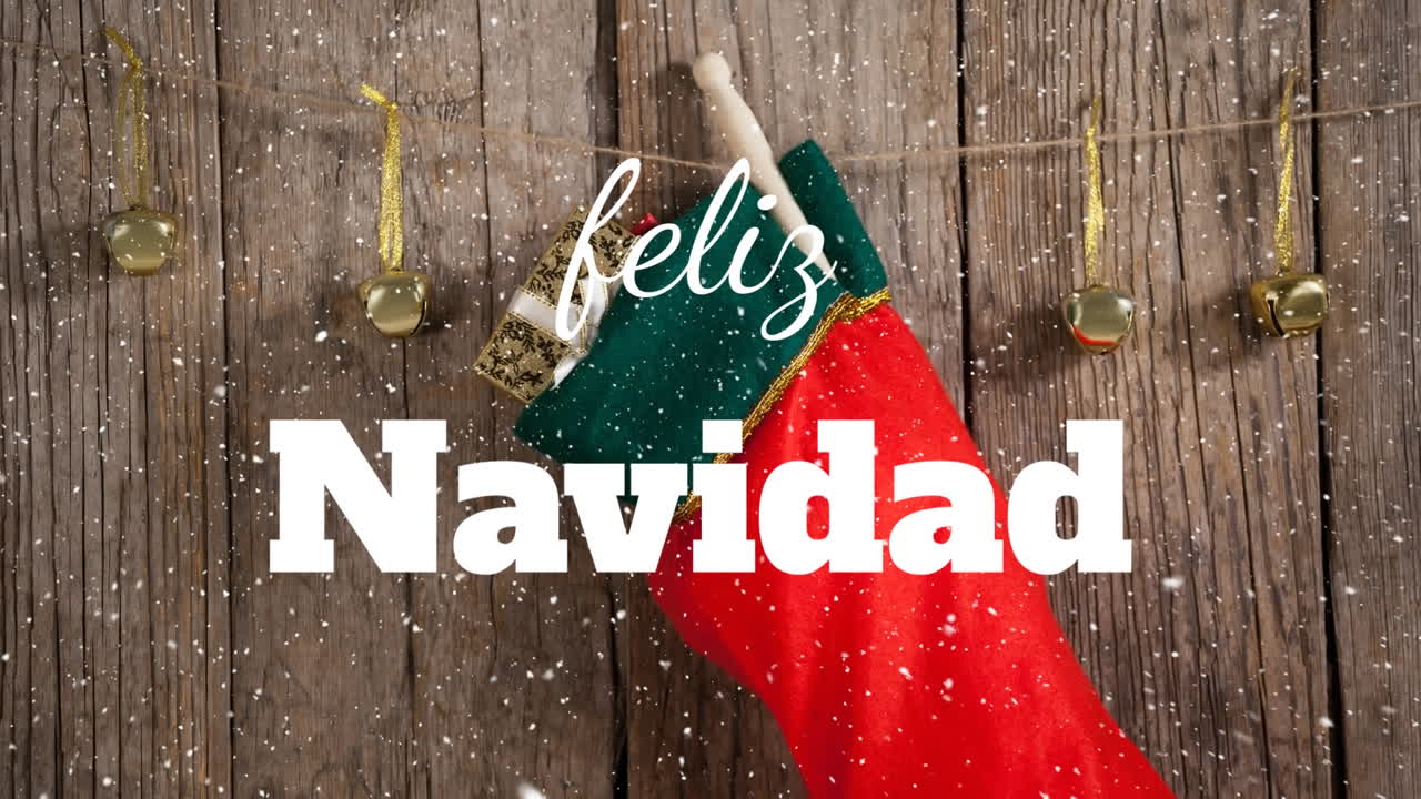 animación de navidad feliz navidad texto sobre medias y campanas de navidad