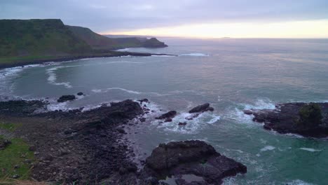 Giant&#39;s-Causeway-Ist-In-Der-Abenddämmerung-In-Antrim-County-Nordirland-Zu-Sehen