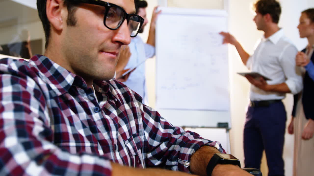 hombre de negocios trabajando en una computadora portátil
