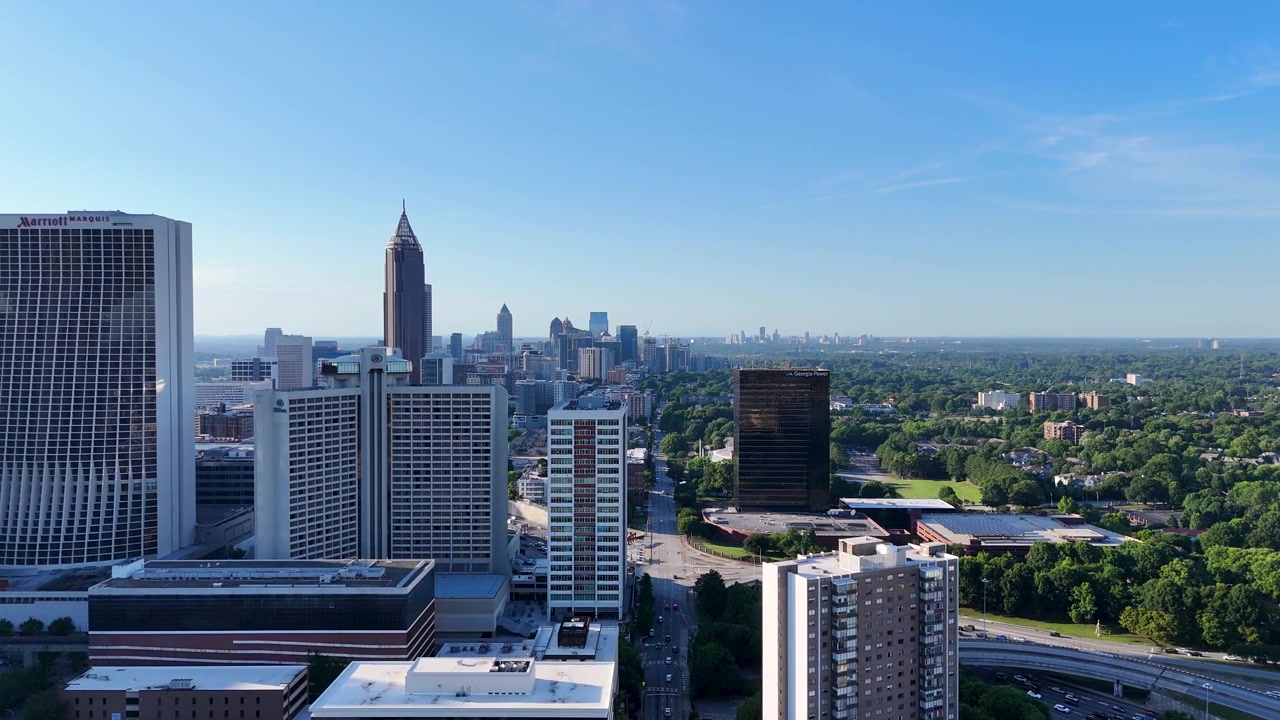 Ripresa con drone che si avvicina al centro di Atlanta, Georgia, in estate