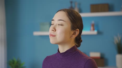 젊은 아시아 여성이 불행하고 느슨하게 돌아다니고 있습니다.