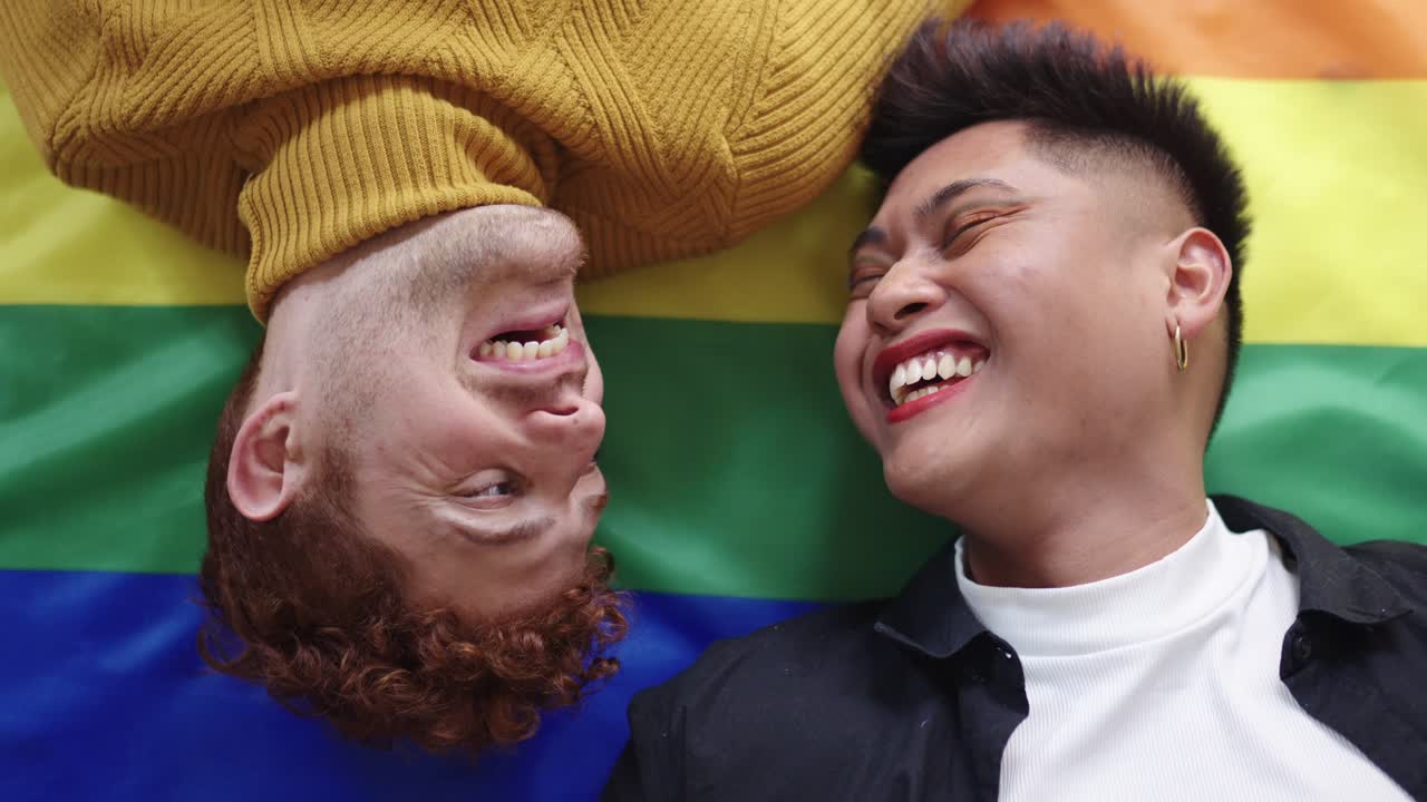 Una pareja gay feliz celebrando el orgullo.