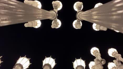 ángulo bajo mirando a dolly a través de la instalación de luces urbanas en el museo lacma visto de noche