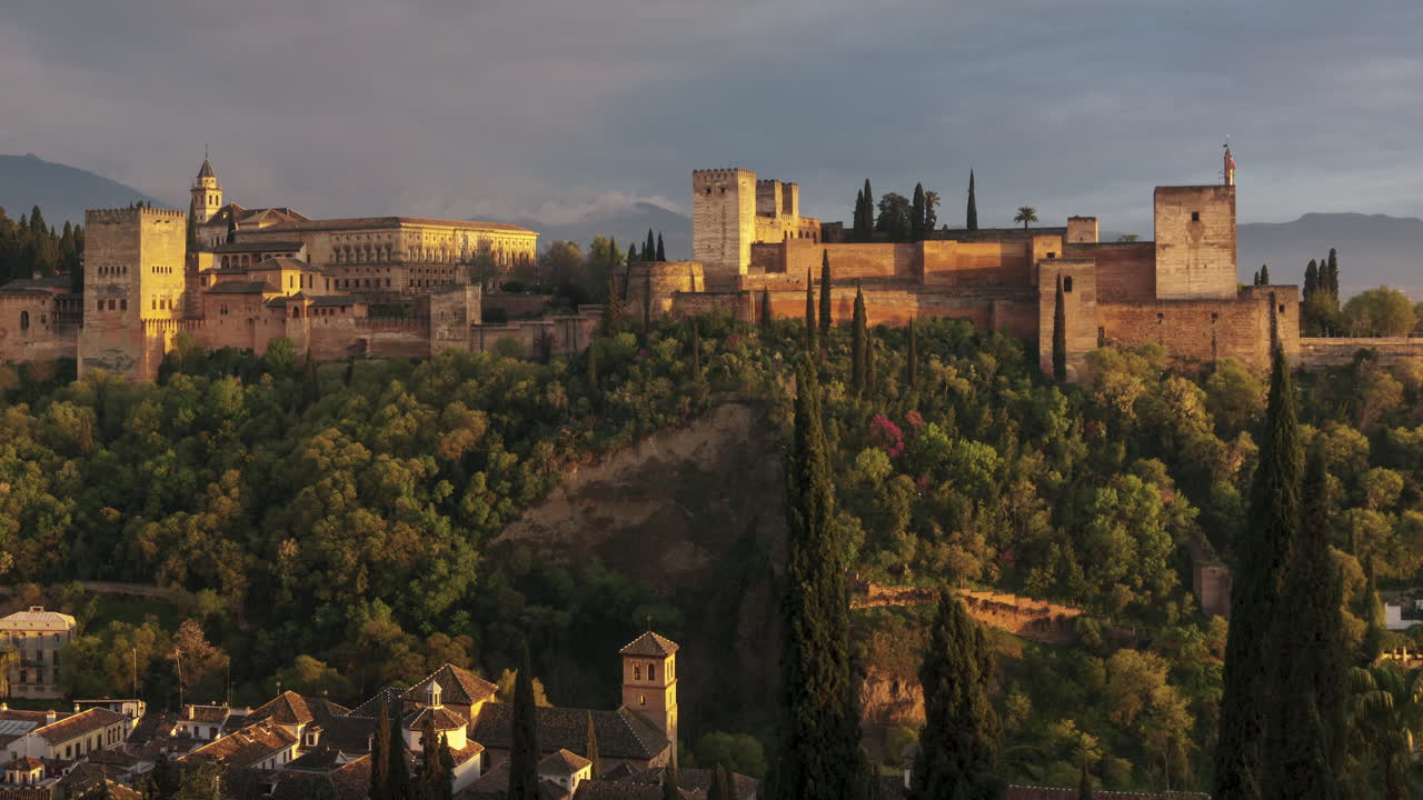 puesta de sol con la alhambra de granada como tema principal