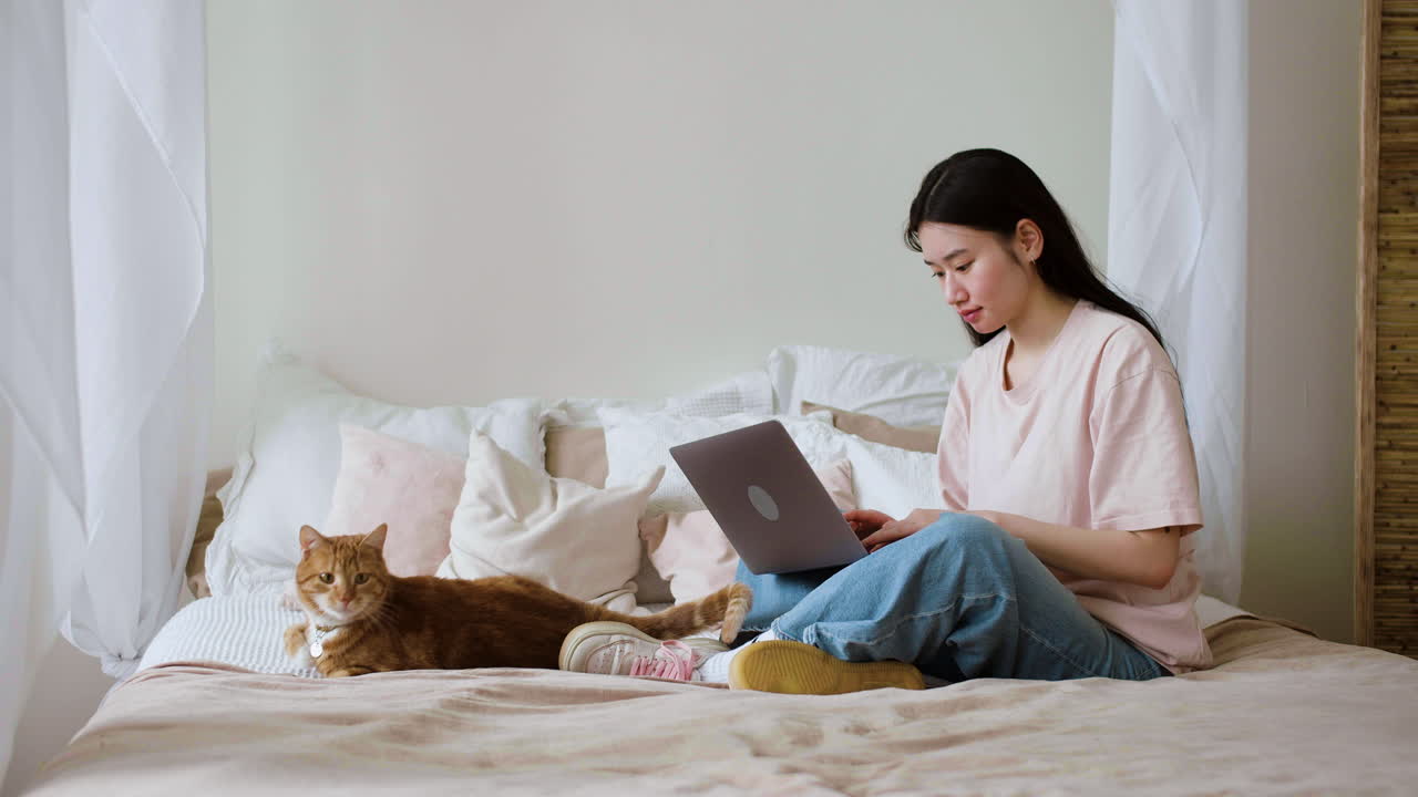 침대에 고양이가 있는 여자