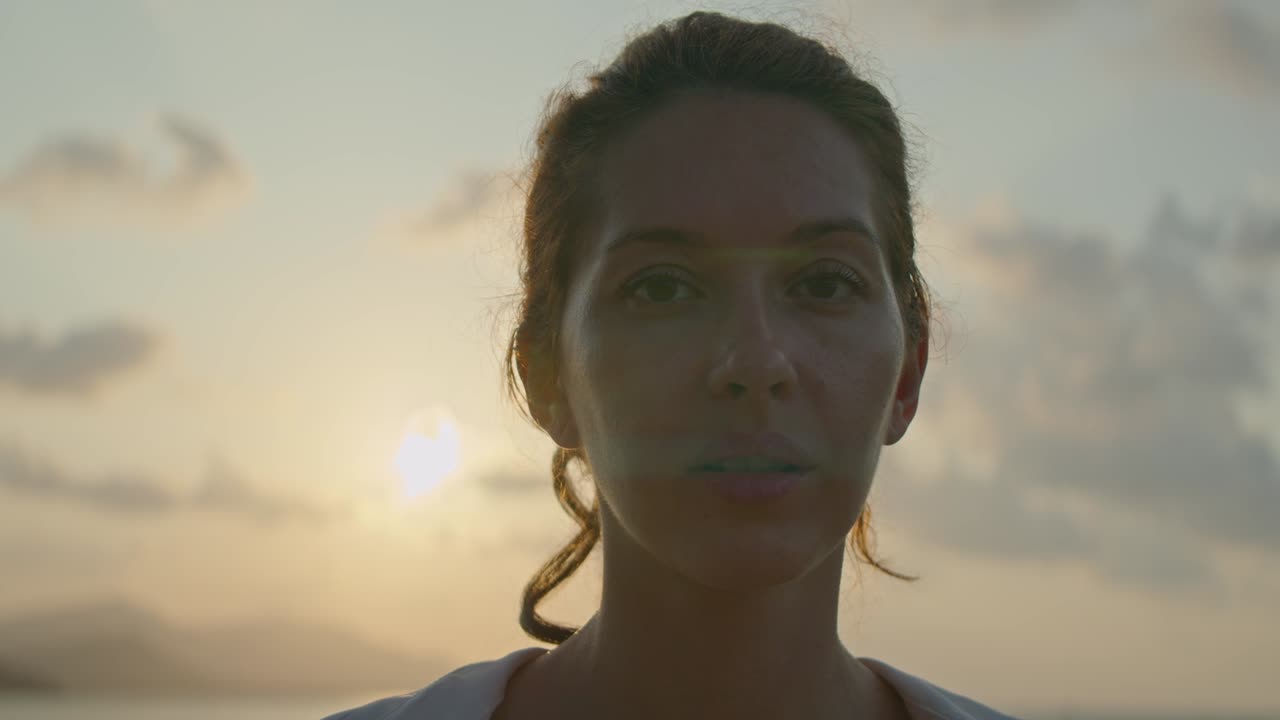 mujer en la playa del atardecer