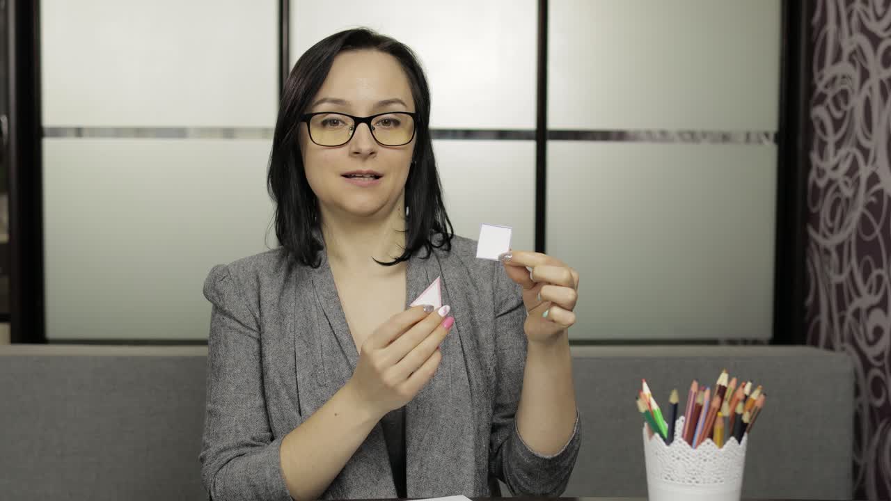maestra haciendo videoconferencia. educación a distancia con la clase de los niños en casa