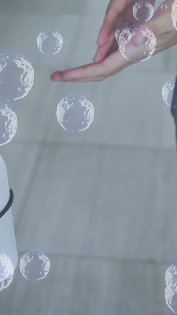 백인 여성의 손을 소독하는 거품의 애니메이션