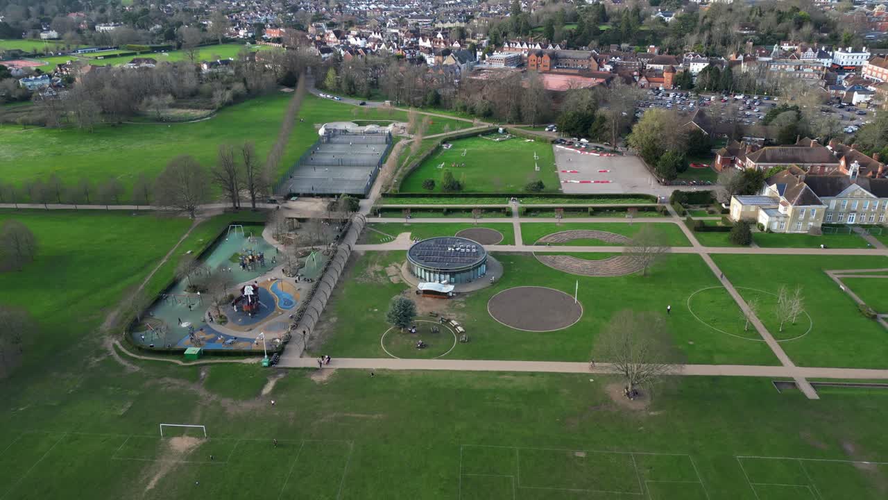 fotografía aérea de las áreas de tenis y patio de recreo de reigate priory park