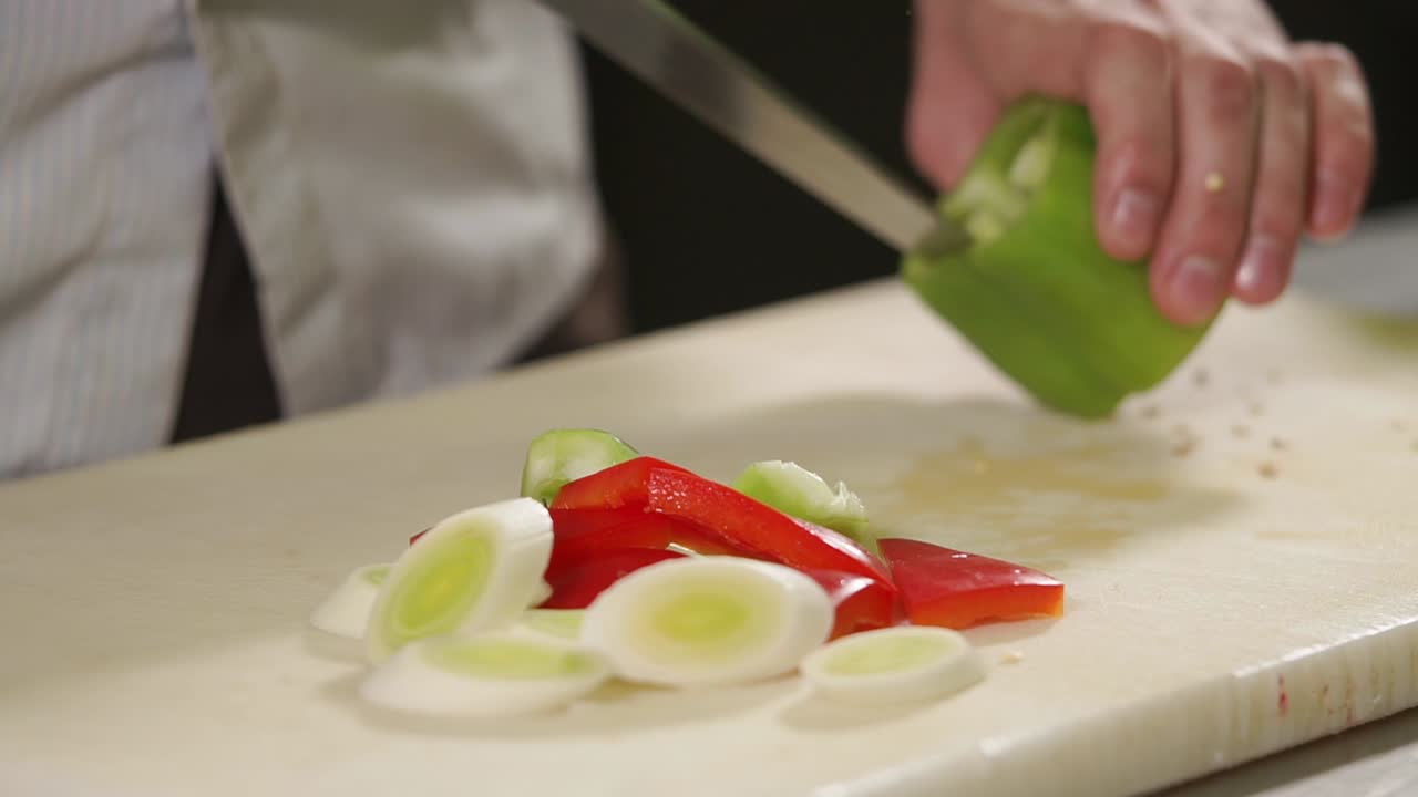 chef cortando verduras