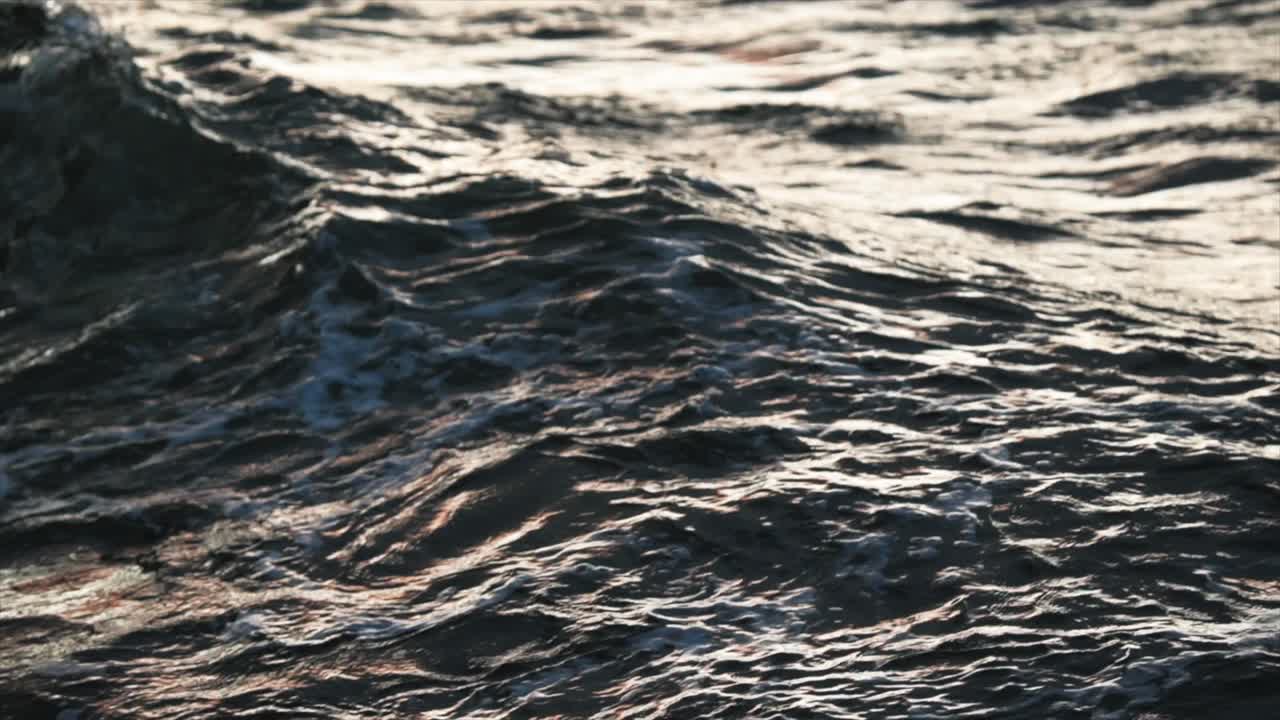 slomo de olas frías chocando contra las rocas al atardecer