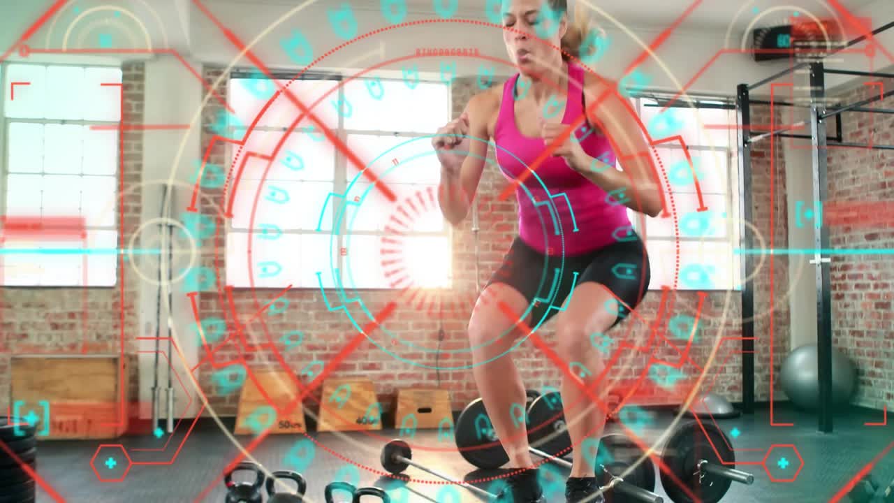 Una donna si piega in avanti ed esegue salti squat esplosivi mentre un HUD traccia il busto per il fitness.