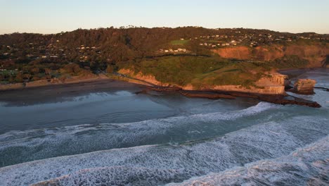 Colonia-De-Alcatraces-Muriwai-En-La-Playa-Al-Atardecer-En-Muriwai,-Nueva-Zelanda