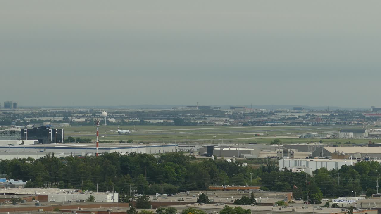 공항 활주로 출발, 와이드 샷, 운송 개념을 이륙하는 비행기