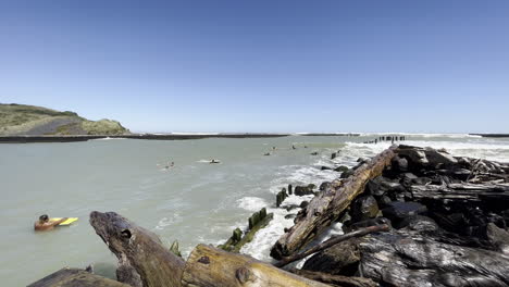 Patea-Beach-Mit-Menschen,-Die-Das-Wasser-In-Der-Region-Taranaki-In-Neuseeland-Genießen---Breit