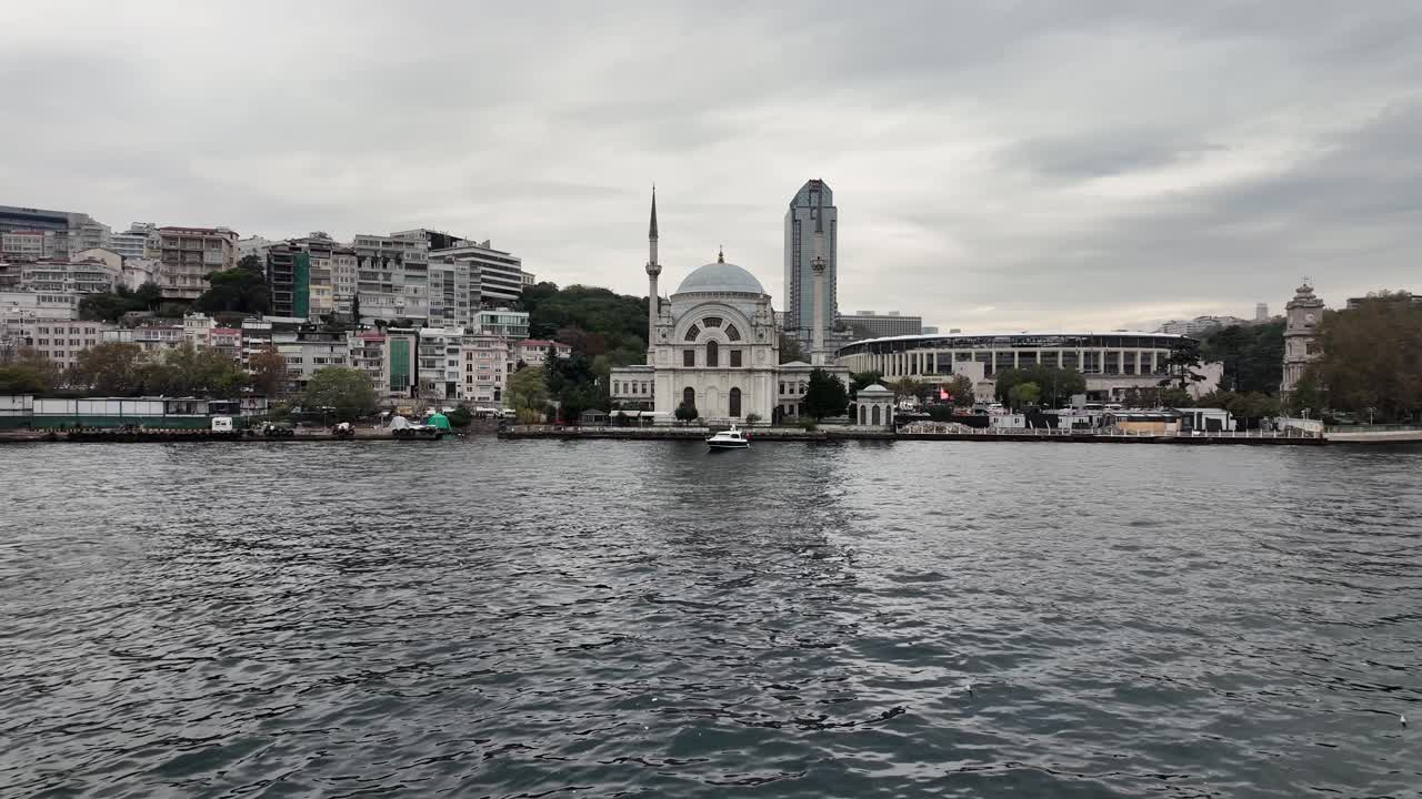 Dolmabahçe Camii, Avrupa yakasında Boğaz'ın simgesi; Bezmiâlem Valide Sultan tarafından yaptırılmıştır