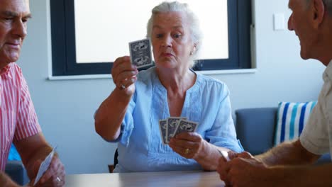 ancianos jugando a las cartas 4k