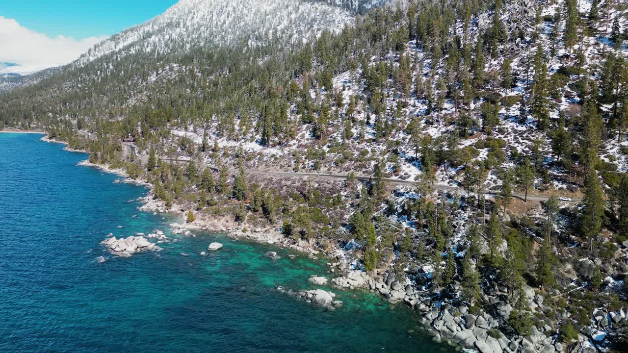 Revelação aérea do topo da montanha na costa do Lago Tahoe