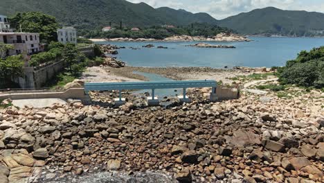 4k-Luftdrohnenansicht-Der-Blauen-Liebhaberbrücke-In-Shek-O