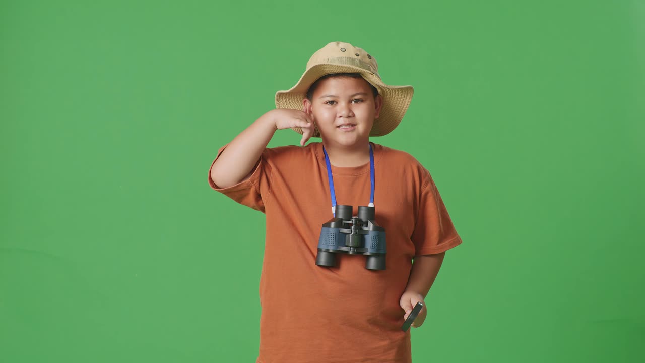 안경 과 확대 유리창 을 가진 소년 탐험가