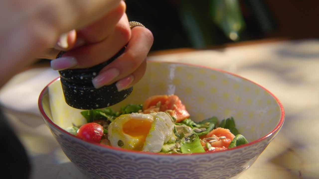 고기 달 과 채소 로 건강 한 러드 를 맛보는 여자