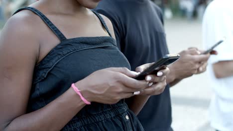 Lächelnde-Junge-Frau,-Die-Auf-Dem-Smartphone-Tippt