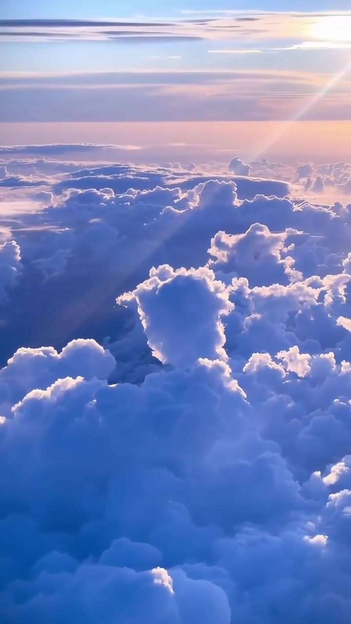 Vista aerea di nuvole al tramonto dal finestrino dell'aereo