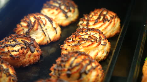 macarrones de coco salpicados de chocolate en una panadería