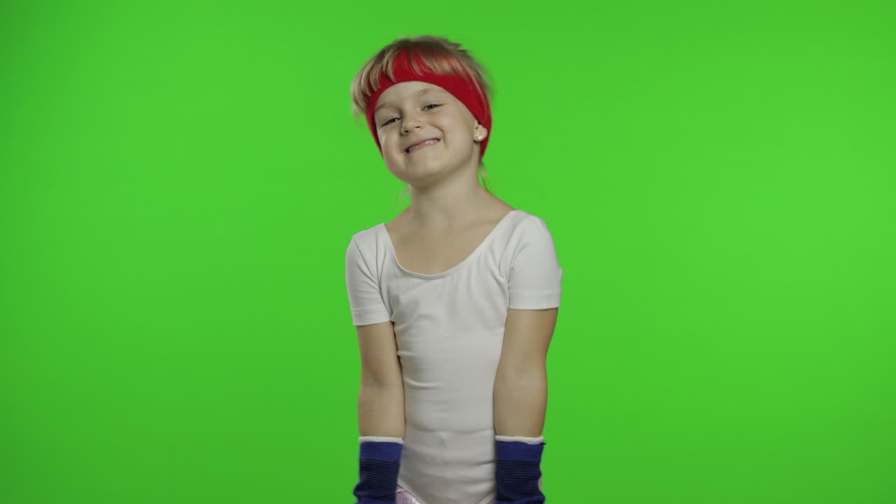chica caucásica en ropa deportiva haciendo ejercicios con pesas. entrenamiento para niños. niño atlético