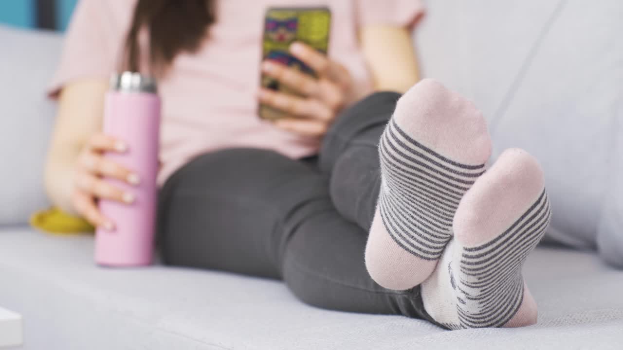 un primer plano de los pies de mujeres jóvenes.